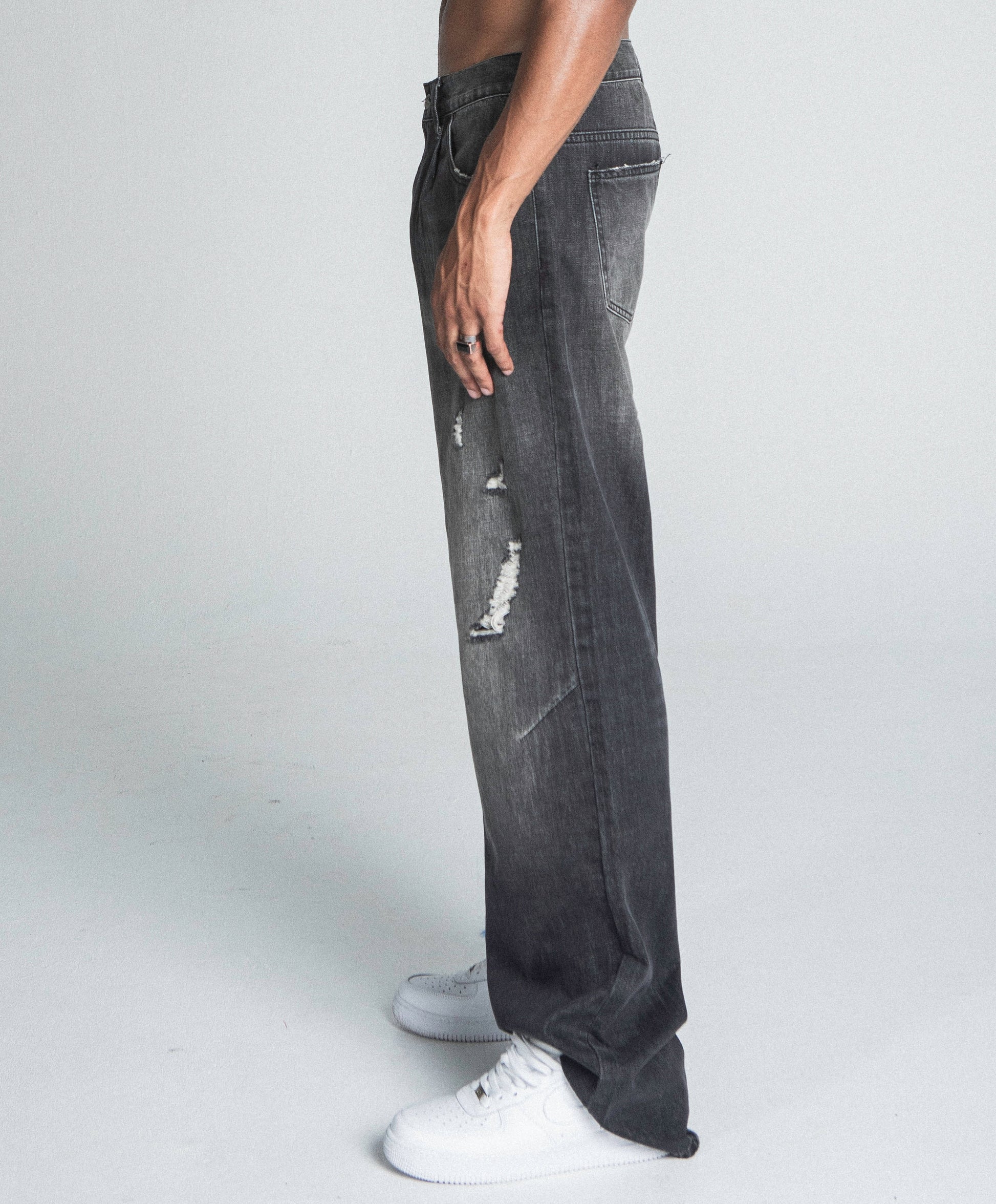 BLACK DISTRESSED BAGGY JEANS