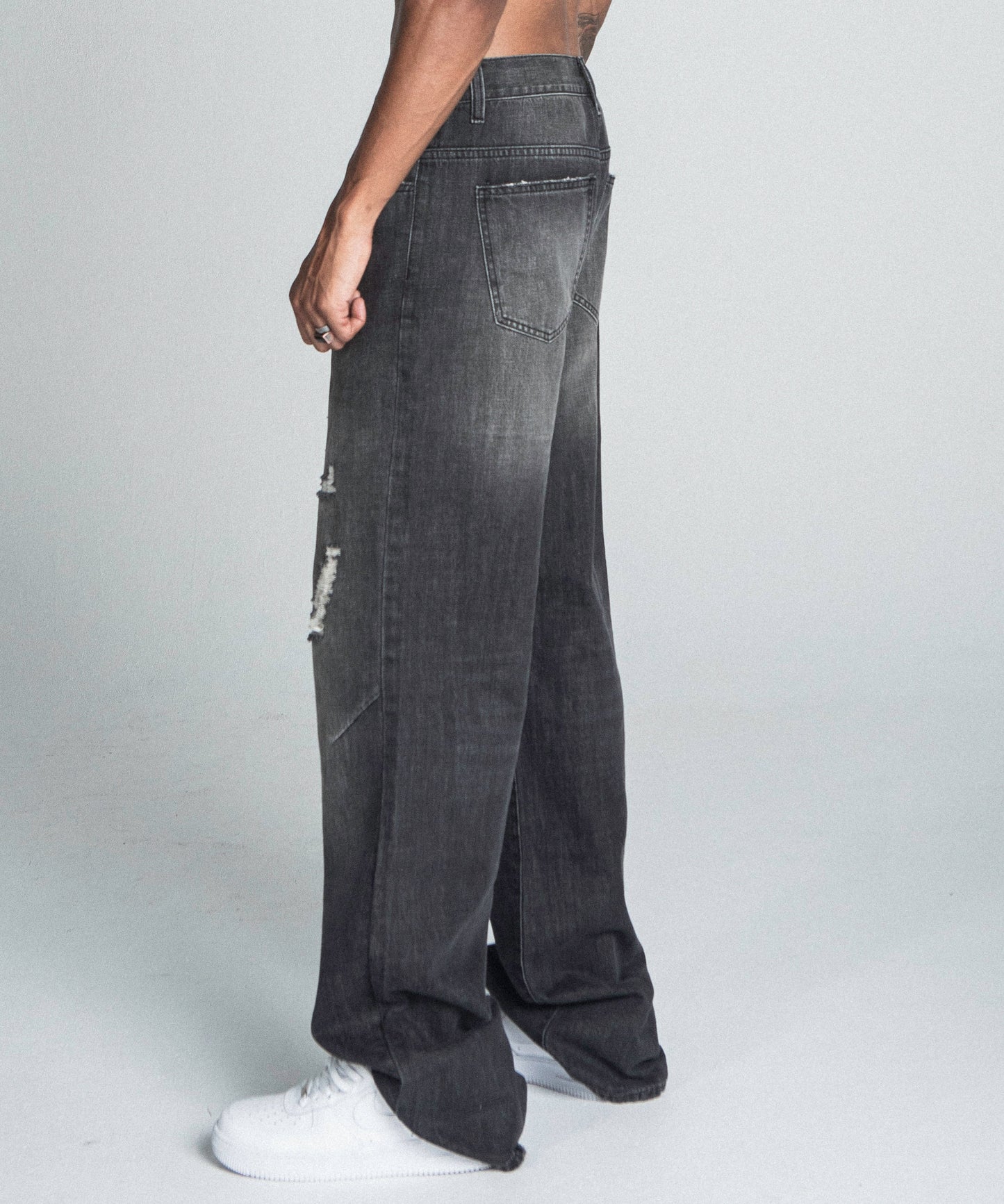 BLACK DISTRESSED BAGGY JEANS