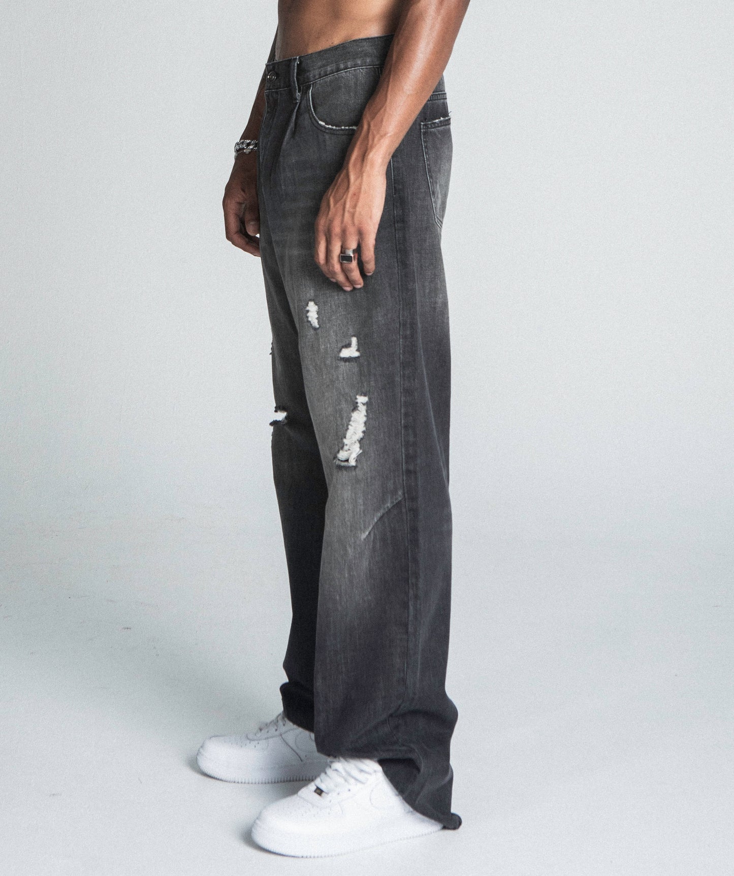 BLACK DISTRESSED BAGGY JEANS