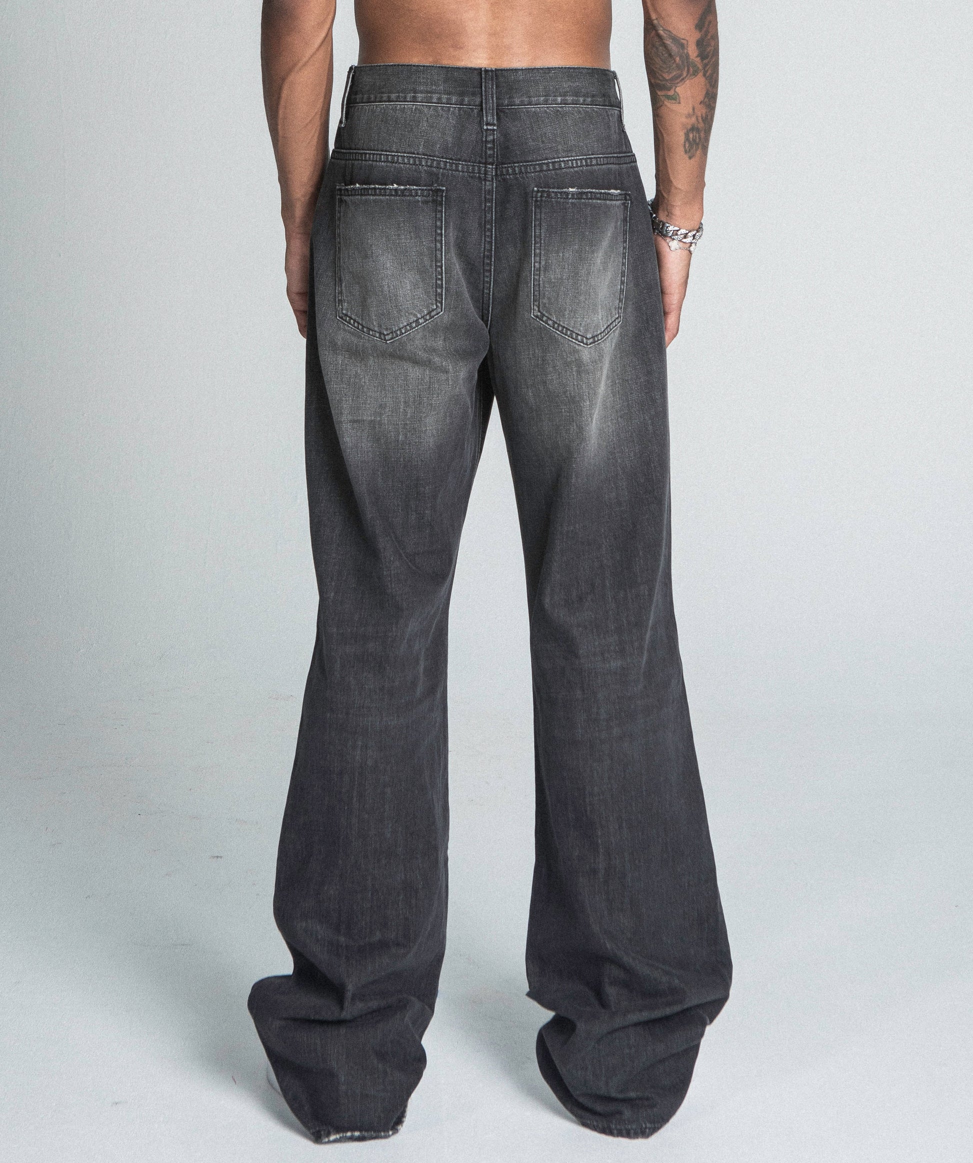 BLACK DISTRESSED BAGGY JEANS