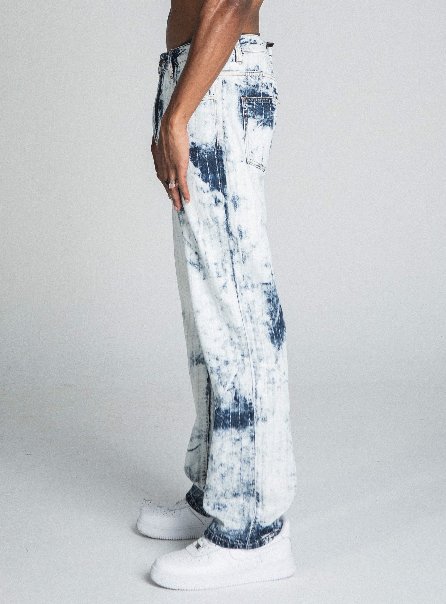 DARK BLUE/WHITE TIE DYE THREAD LINE LOOSE JEANS