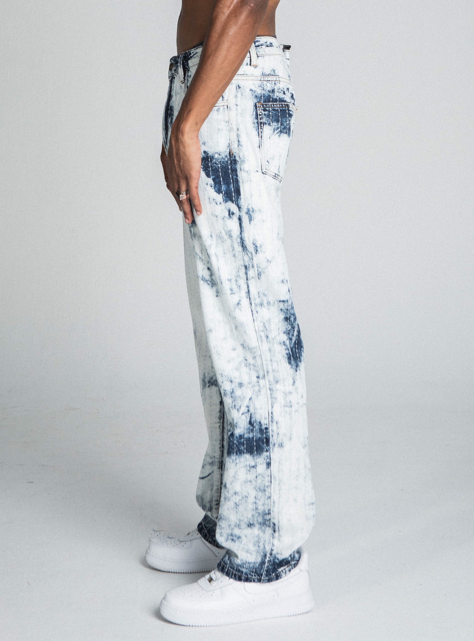 DARK BLUE/WHITE TIE DYE THREAD LINE LOOSE JEANS