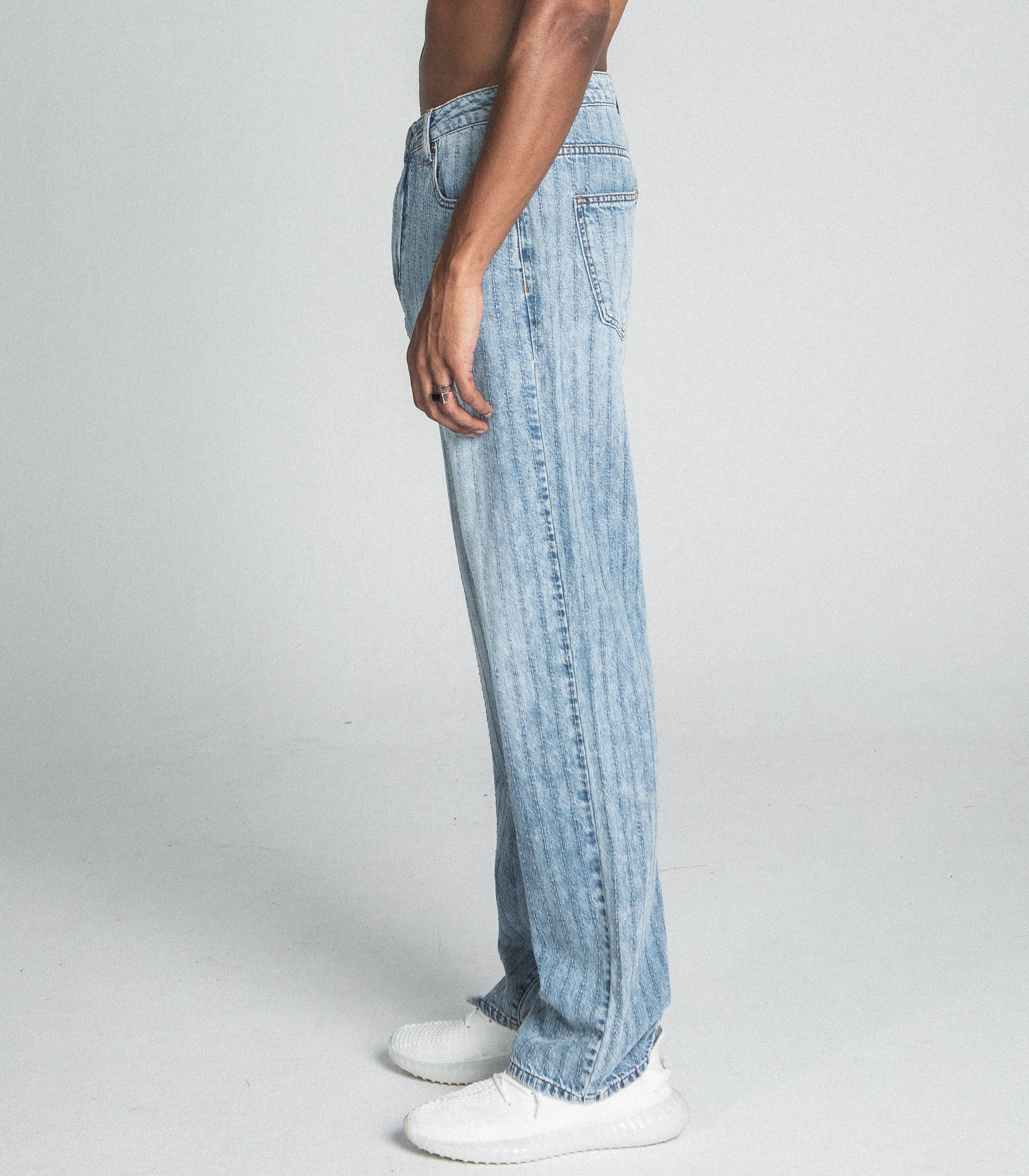 CLASSIC BLUE THREAD LINE LOOSE JEANS