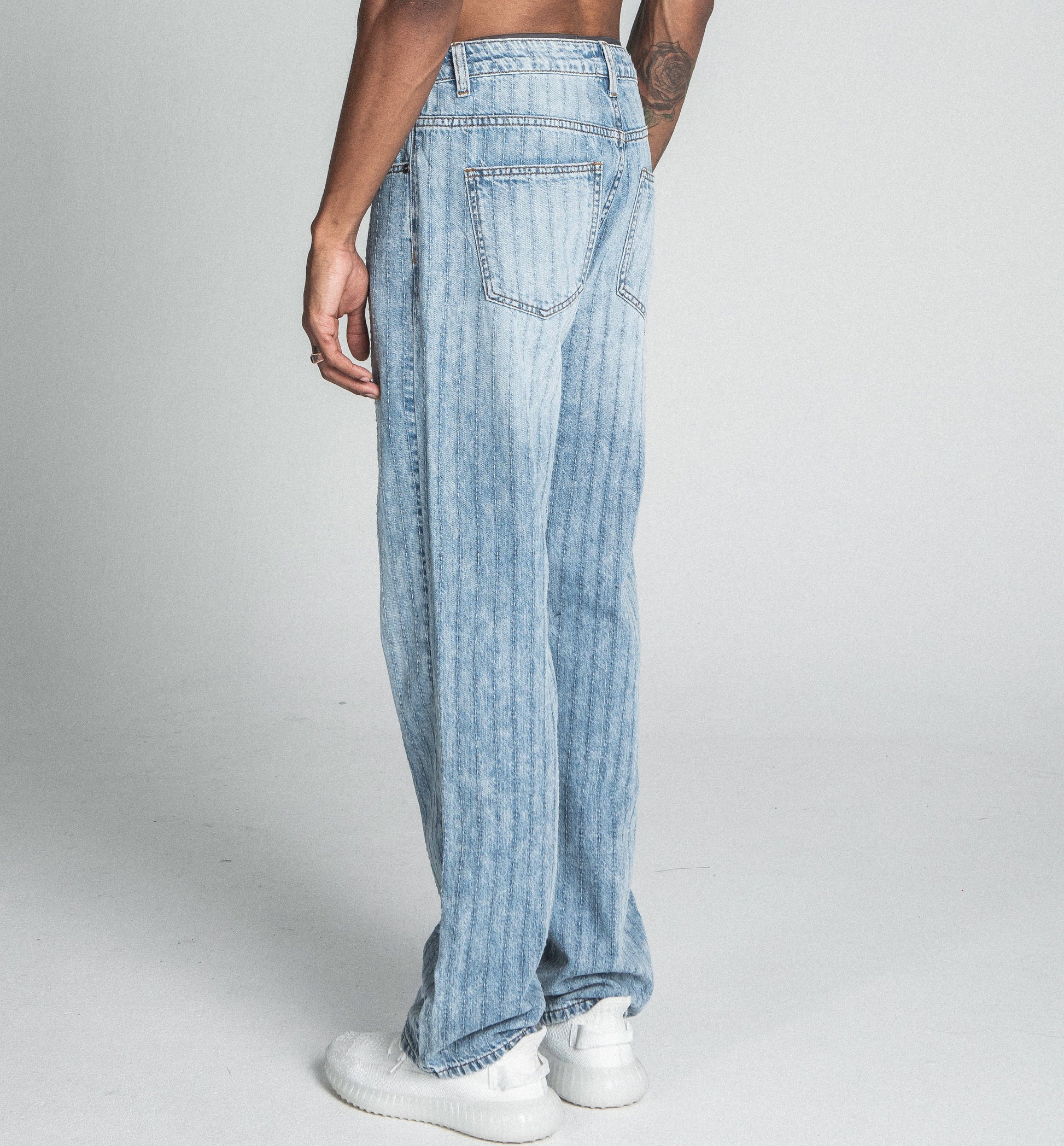 CLASSIC BLUE THREAD LINE LOOSE JEANS