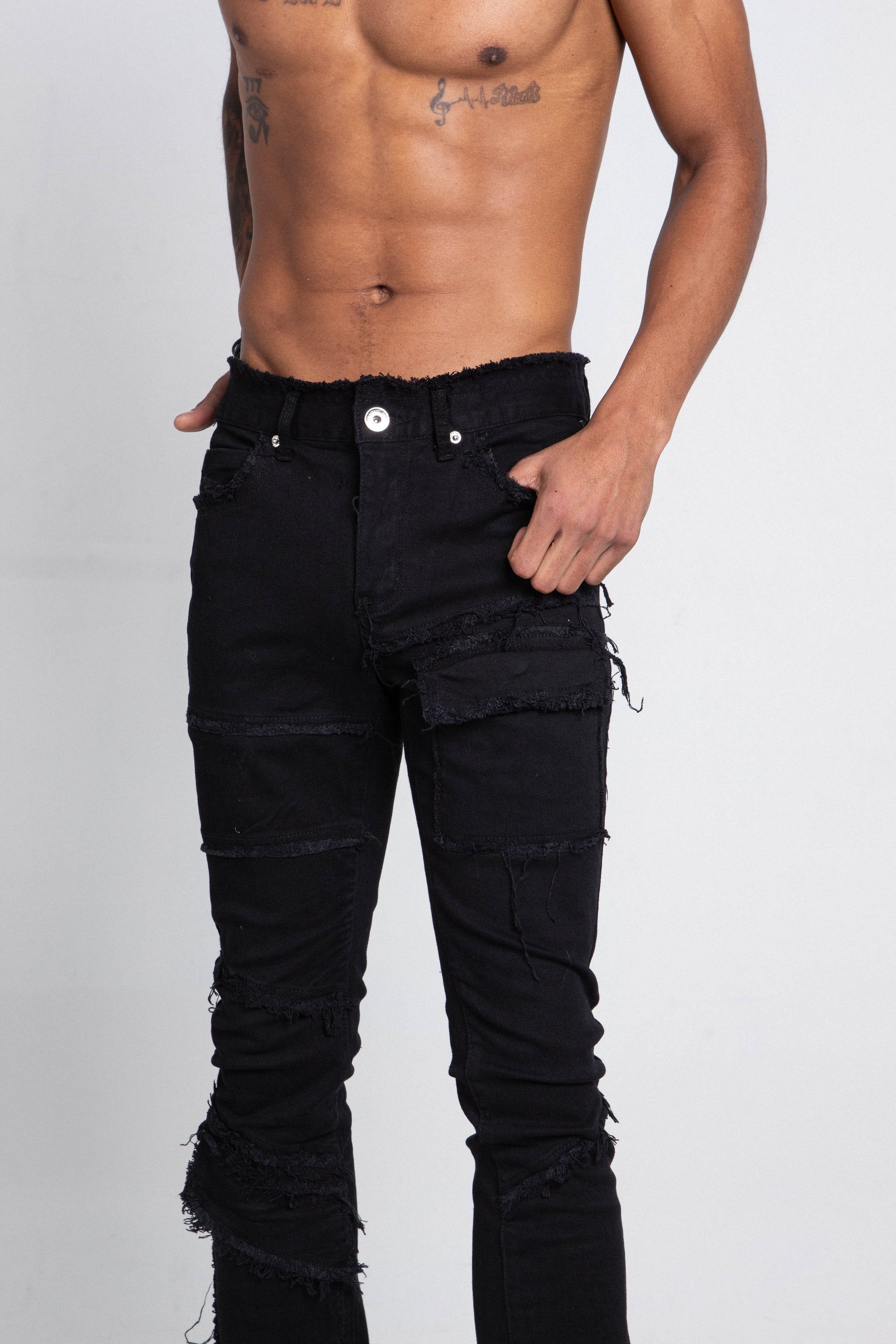 BLACK DISTRESSED JEANS